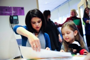 Selena-Dallas-Children-s-Medical-Center-Christmas-Parade-selena-gomez-9529809-604-402