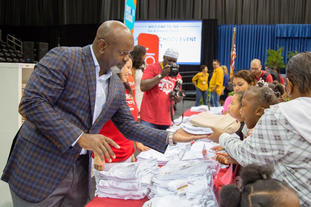 Emmitt Smith helps Dallas ISD students shop for new school uniforms